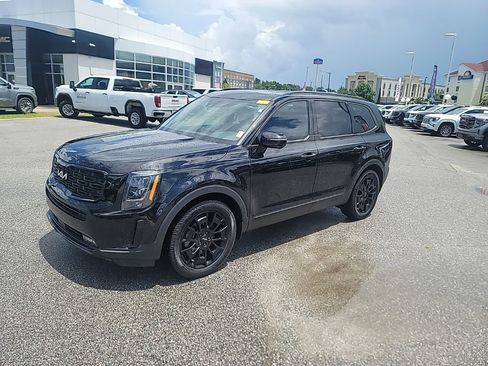Used 2022 Kia Telluride SX w/ Nightfall Edition Package AWD/4WD image 3