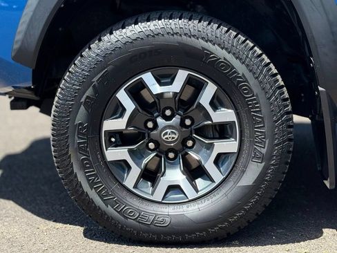 Used 2017 Toyota Tacoma TRD Off-Road AWD/4WD image 9