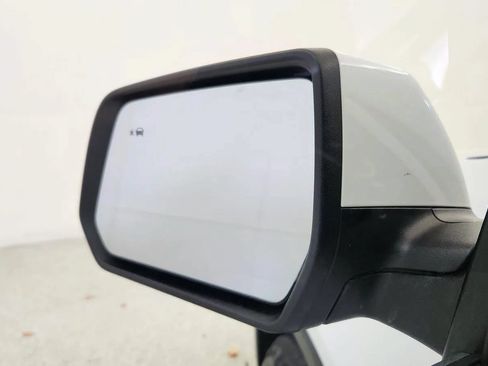 Used 2023 Chevrolet Traverse LT FWD image 16
