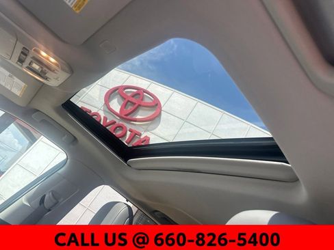 Used 2022 Toyota Highlander XLE AWD/4WD image 12