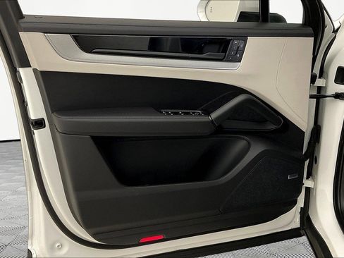 Used 2024 Porsche Cayenne AWD/4WD image 19