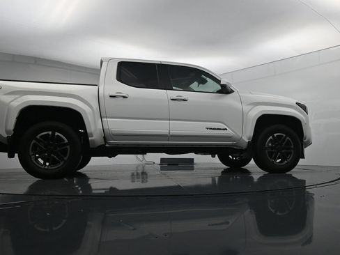 Used 2025 Toyota Tacoma TRD Sport AWD/4WD image 38