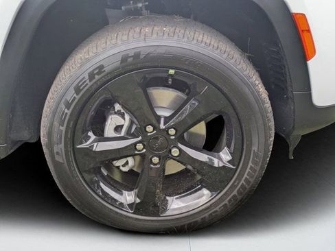 New 2025 Jeep Grand Cherokee Altitude image 9