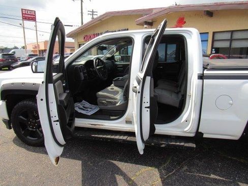 Used 2018 Chevrolet Silverado 1500 Custom w/ Custom Value Package AWD/4WD image 9