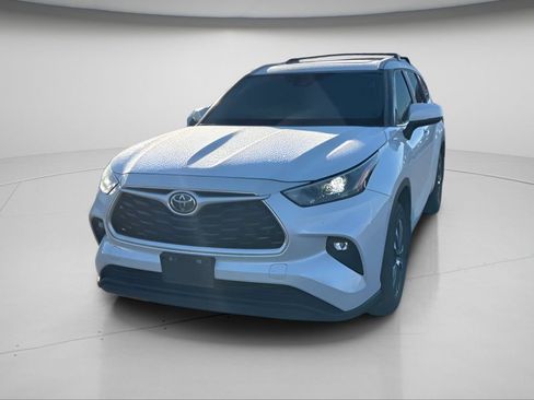 Used 2023 Toyota Highlander XLE image 9