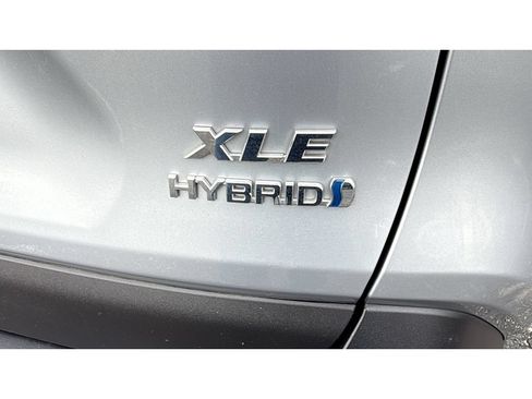 Certified 2020 Toyota RAV4 XLE w/ XLE Grade Weather Package AWD/4WD image 8