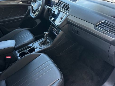 Used 2023 Volkswagen Tiguan SE w/ Panoramic Sunroof Package image 17