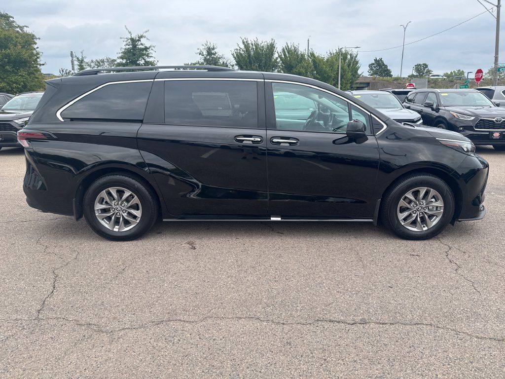 Used 2026 Toyota Sienna XLE AWD/4WD image 10