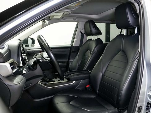 Used 2020 Toyota Highlander XLE AWD/4WD image 18