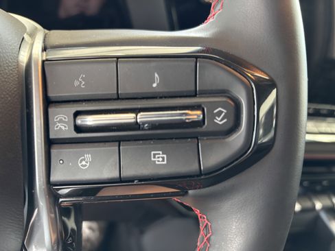 Used 2025 Chevrolet Colorado Z71 w/ Midnight Edition AWD/4WD image 13