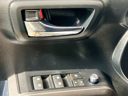 Used 2017 Toyota Tacoma TRD Sport image 16