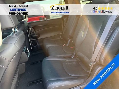 Used 2025 Kia Carnival SX w/ SX Dark Edition Package FWD image 3