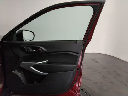 Used 2025 Chevrolet Trax LS FWD image 34