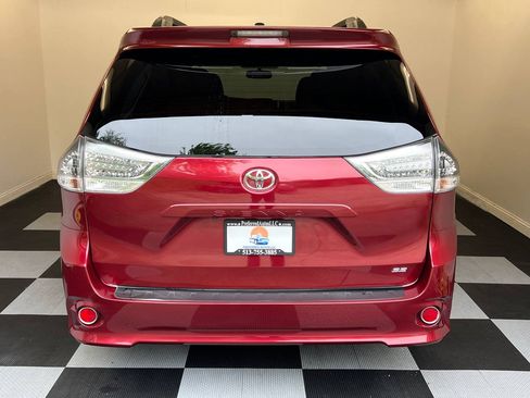 Used 2016 Toyota Sienna SE Premium image 5