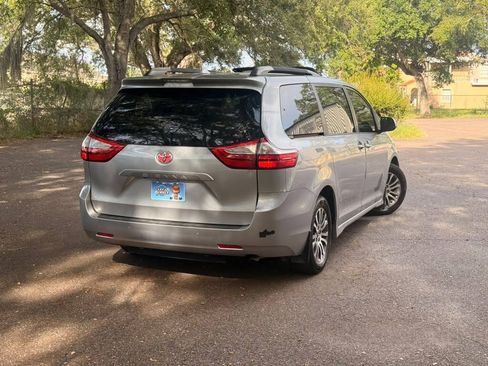 Used 2018 Toyota Sienna XLE w/ XLE Navigation Package FWD image 4