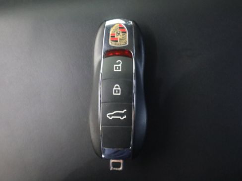 Used 2021 Porsche Macan image 25