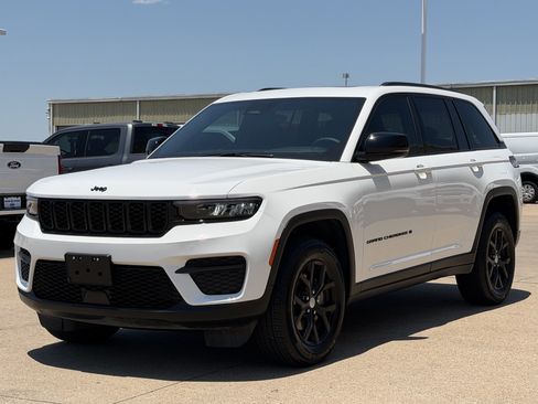 Used 2025 Jeep Grand Cherokee Altitude RWD image 1