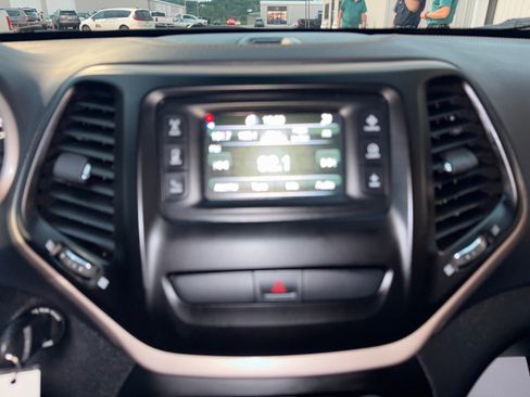 Used 2017 Jeep Cherokee Sport FWD image 18