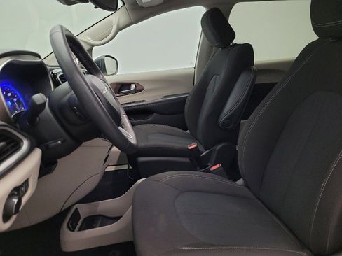 Used 2023 Chrysler Voyager LX FWD image 17