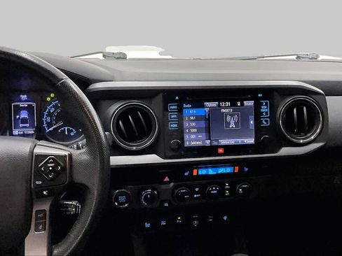 Used 2018 Toyota Tacoma TRD Off-Road AWD/4WD image 6