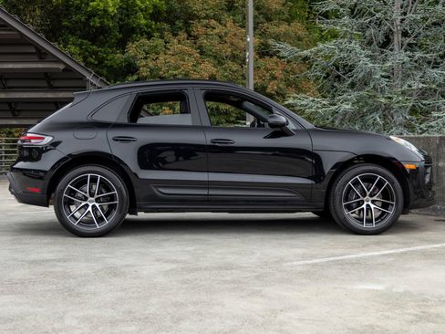 Certified 2026 Porsche Macan AWD/4WD image 12