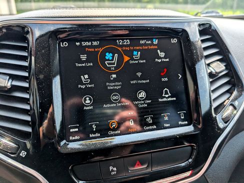 Used 2019 Jeep Cherokee Limited w/ Luxury Group image 18