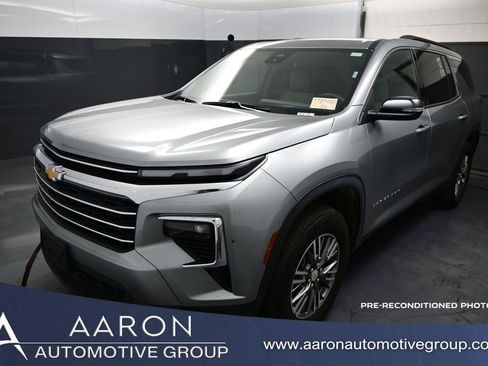 Used 2025 Chevrolet Traverse LT AWD/4WD image 1