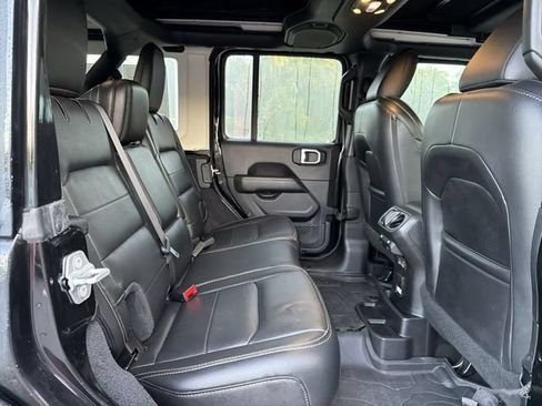 Used 2019 Jeep Wrangler Unlimited Sahara AWD/4WD image 15