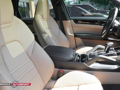 Used 2019 Porsche Cayenne Turbo w/ Premium Plus Package AWD/4WD image 33