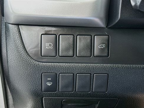 Used 2019 Toyota Highlander XLE AWD/4WD image 17