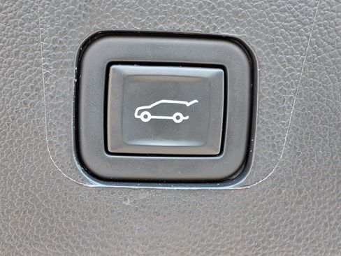 Used 2023 Chevrolet Traverse RS FWD image 24