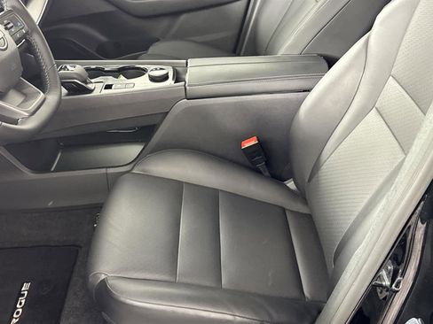 Used 2026 Nissan Rogue SV w/ SV Premium Package image 11