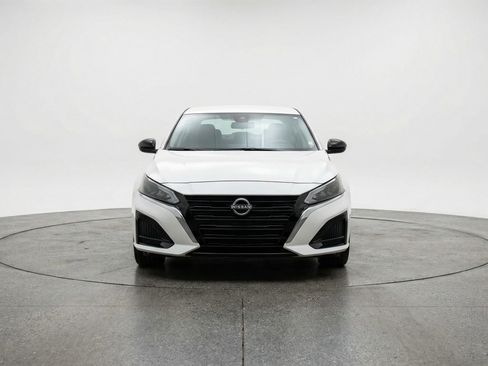Used 2025 Nissan Altima 2.5 SV FWD image 2