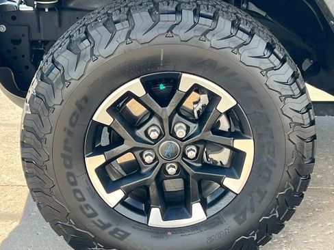 Used 2024 Jeep Wrangler Unlimited Rubicon 4xe w/ Convenience Group AWD/4WD image 7