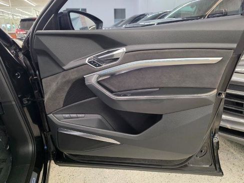 Used 2019 Audi e-tron Prestige w/ Prestige Package AWD/4WD image 30