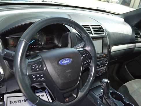 Used 2018 Ford Explorer XLT w/ Equipment Group 202A AWD/4WD image 17