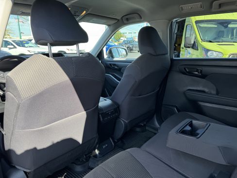 Used 2023 Toyota Highlander L image 33