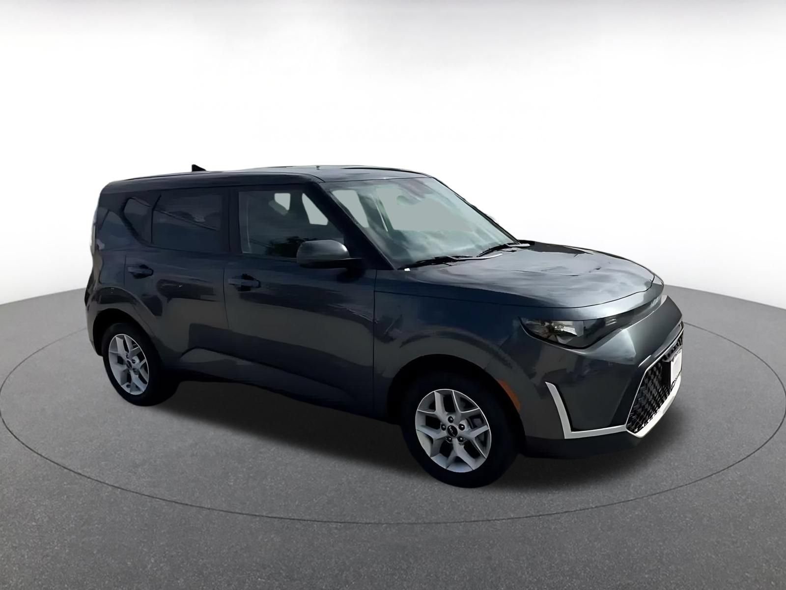 Used 2025 Kia Soul LX w/ LX Technology Package FWD image 2