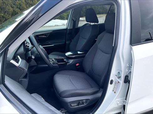 Used 2023 Toyota RAV4 XLE w/ Convenience Package image 10