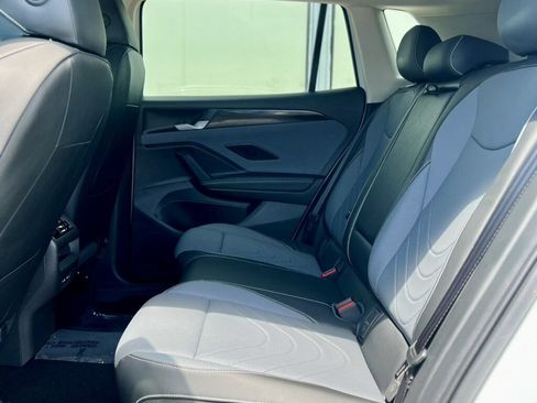Used 2025 Volkswagen Tiguan SE FWD image 16