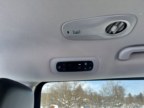 Used 2023 Chrysler Pacifica Touring-L image 35