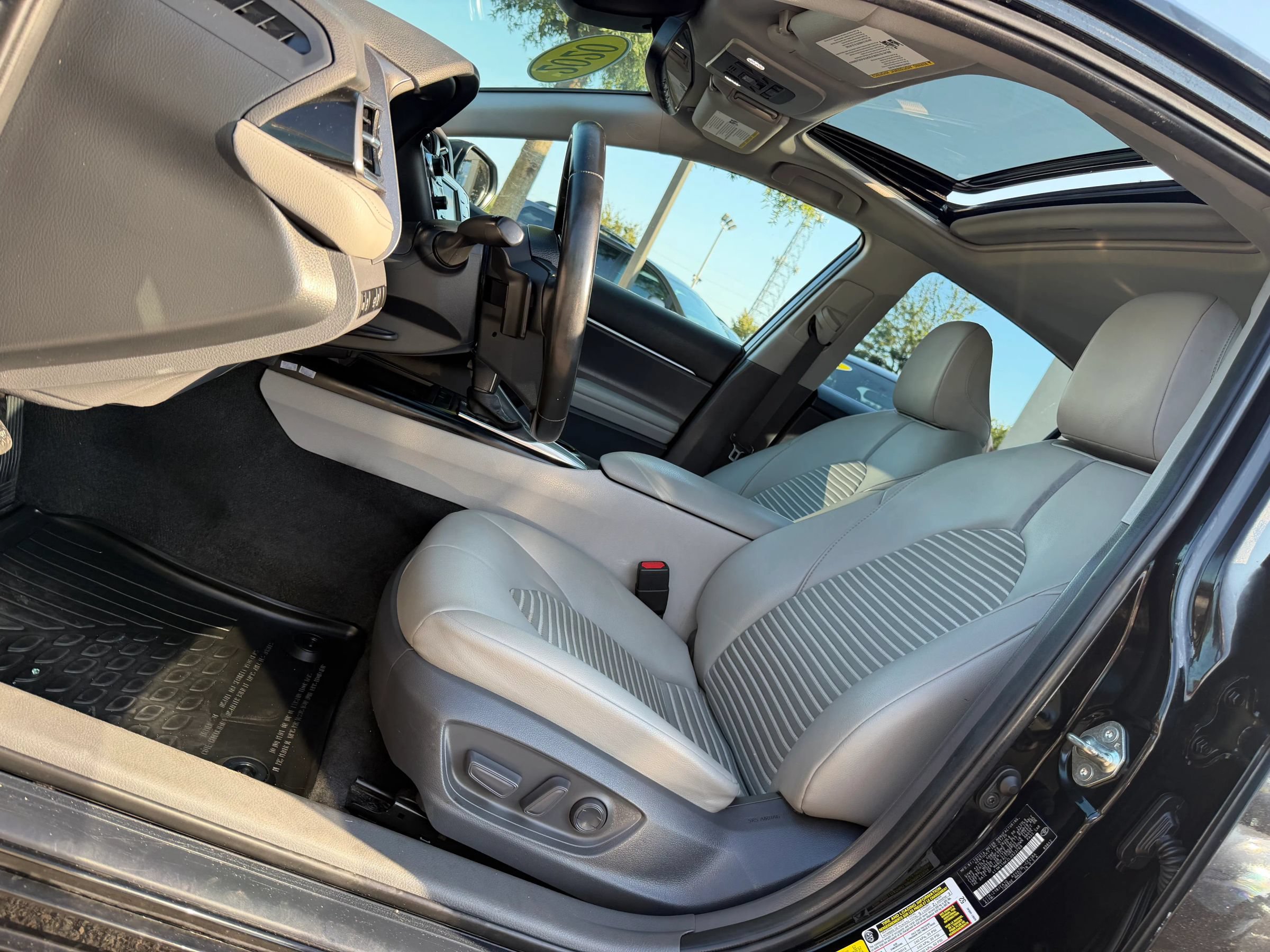 Used 2020 Toyota Camry SE w/ Convenience Package FWD image 11