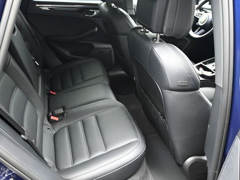 Certified 2025 Porsche Macan AWD/4WD image 10