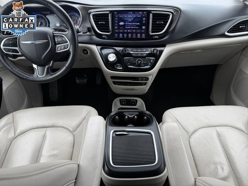 Used 2020 Chrysler Pacifica Touring-L Plus w/ Tire & Wheel Group FWD image 10