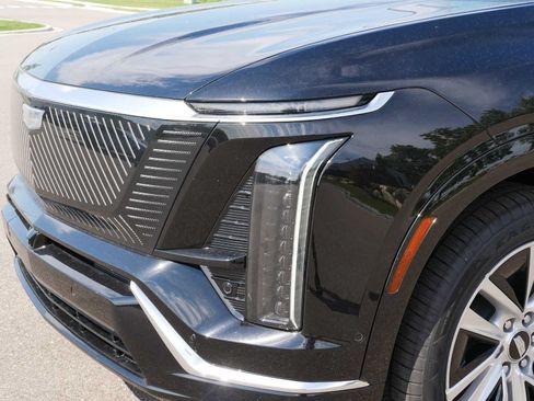 Used 2026 Cadillac Vistiq Luxury w/ LPO, Floor Liner Package AWD/4WD image 14