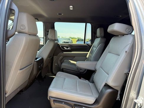 Used 2021 Chevrolet Suburban Z71 w/ Z71 Off-Road Package image 7