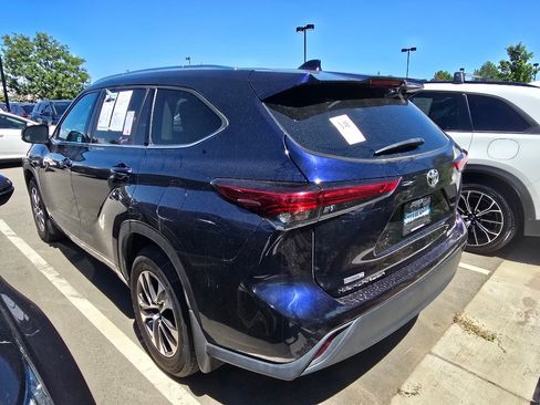 Used 2021 Toyota Highlander XLE AWD/4WD image 2