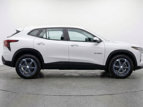 Used 2025 Chevrolet Blazer LT FWD image 11