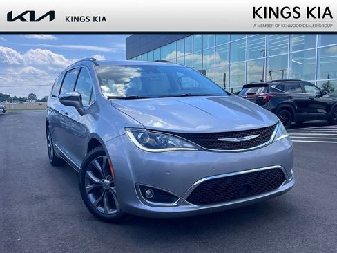 Used 2019 Chrysler Pacifica Limited w/ Tire & Wheel Group FWD image 1
