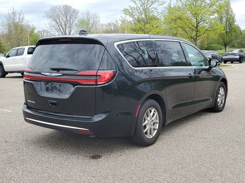 Used 2024 Chrysler Pacifica Touring-L FWD image 4